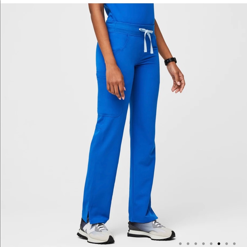 Figs Kade Cargo Scrub Pants in Royal Blue in size Large - Never worn - no tags